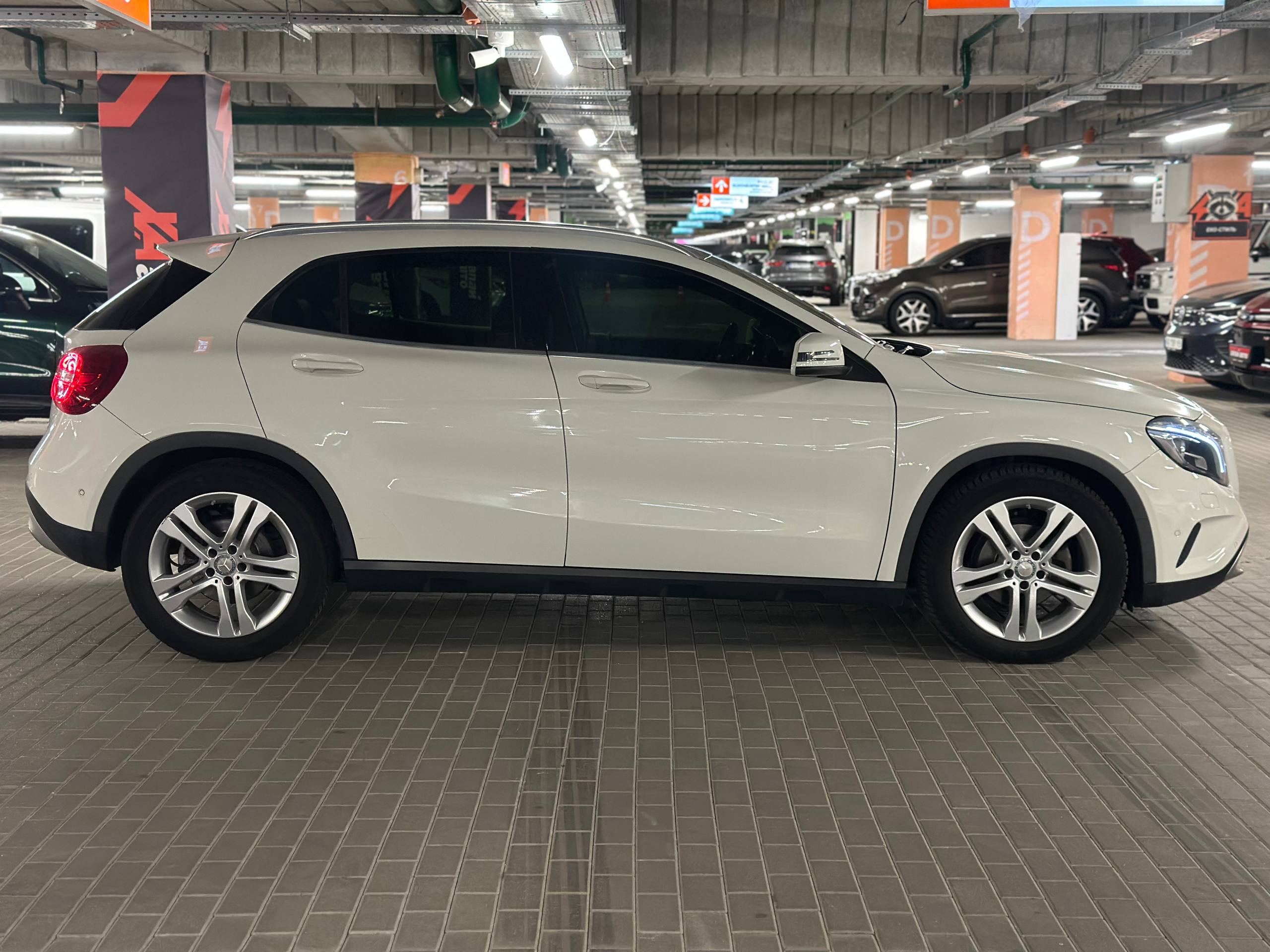 Mercedes-Benz-0