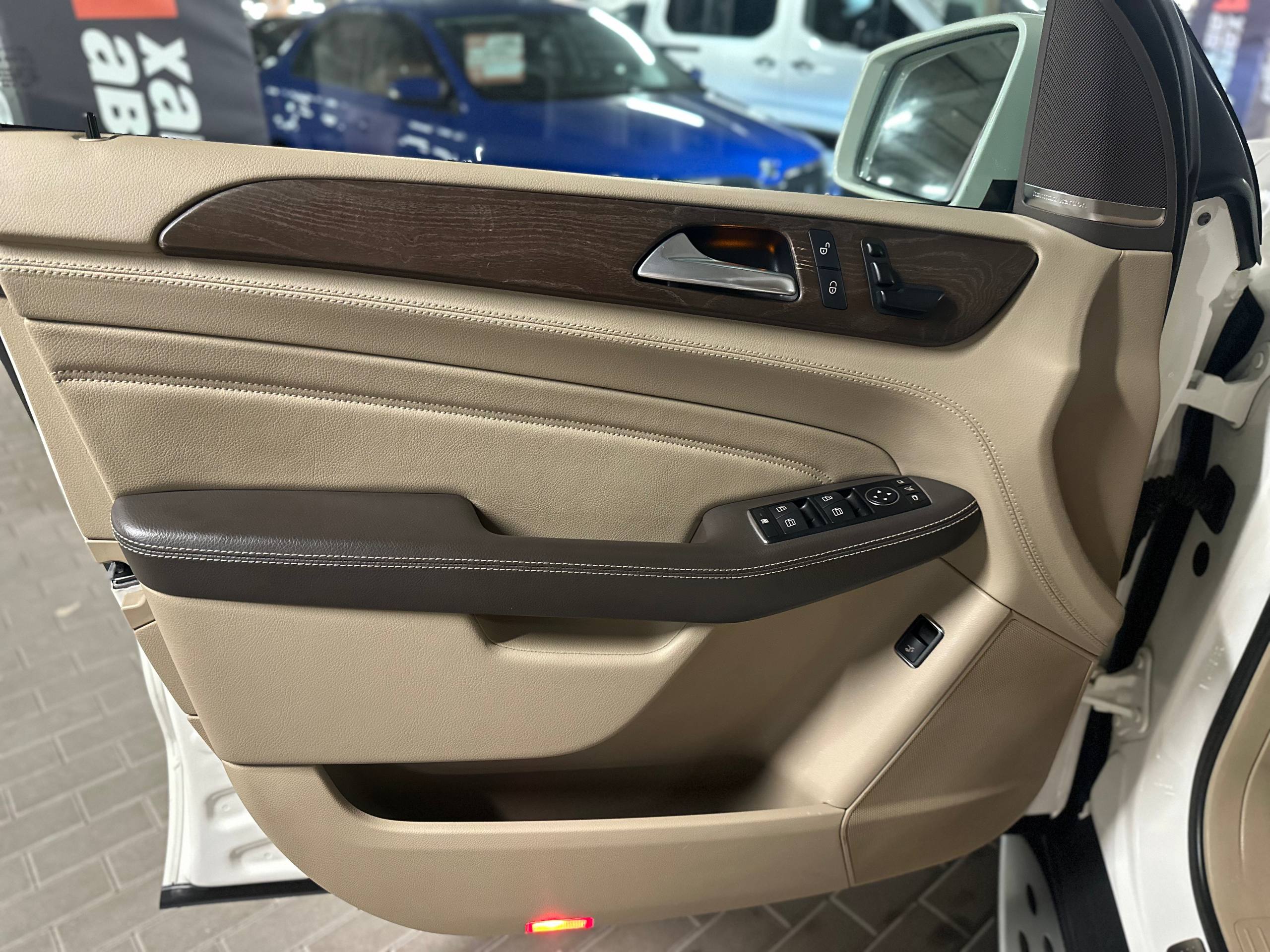 Mercedes-Benz-0